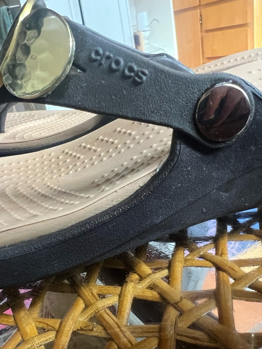 Crocs Thong Sandals w/ Gold Hammered Medallion | Comfort Flip Flops | Size 7 - Picture 6 of 8